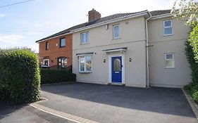 Chic 5 Bedroom House With Private Parking & Garden